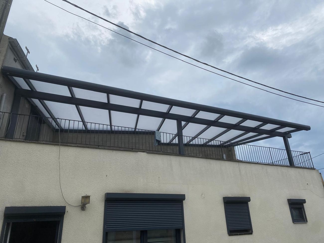 Carport aluminium en toiture-terrasse