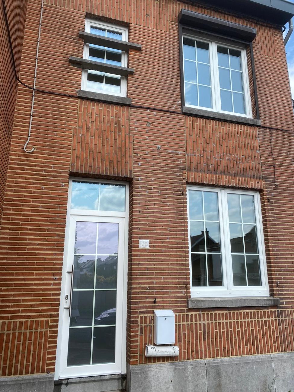 Fenêtres PVC blanches sur façade brique