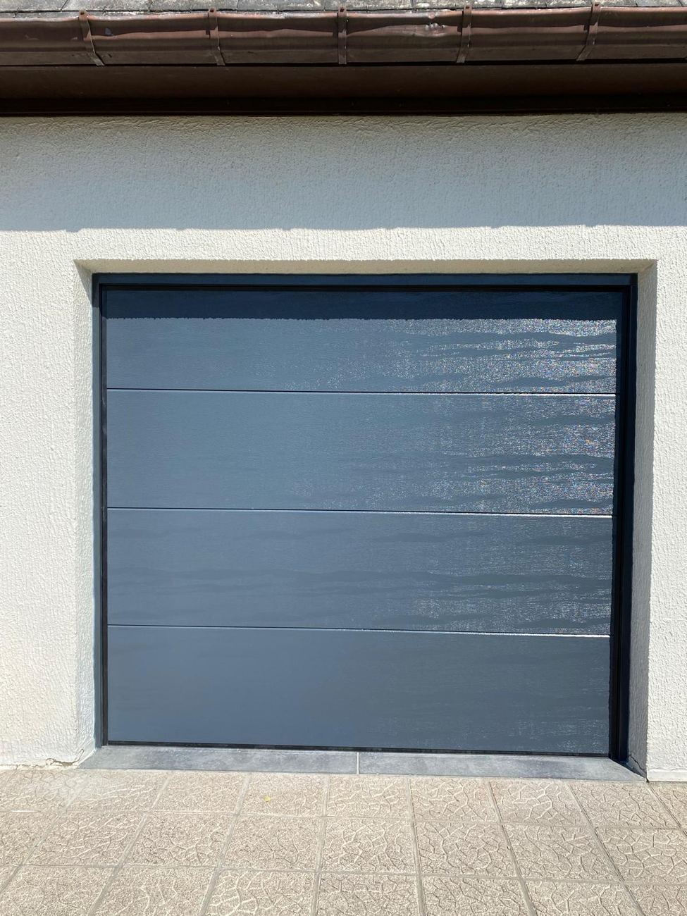 Porte de garage anthracite sur crépi