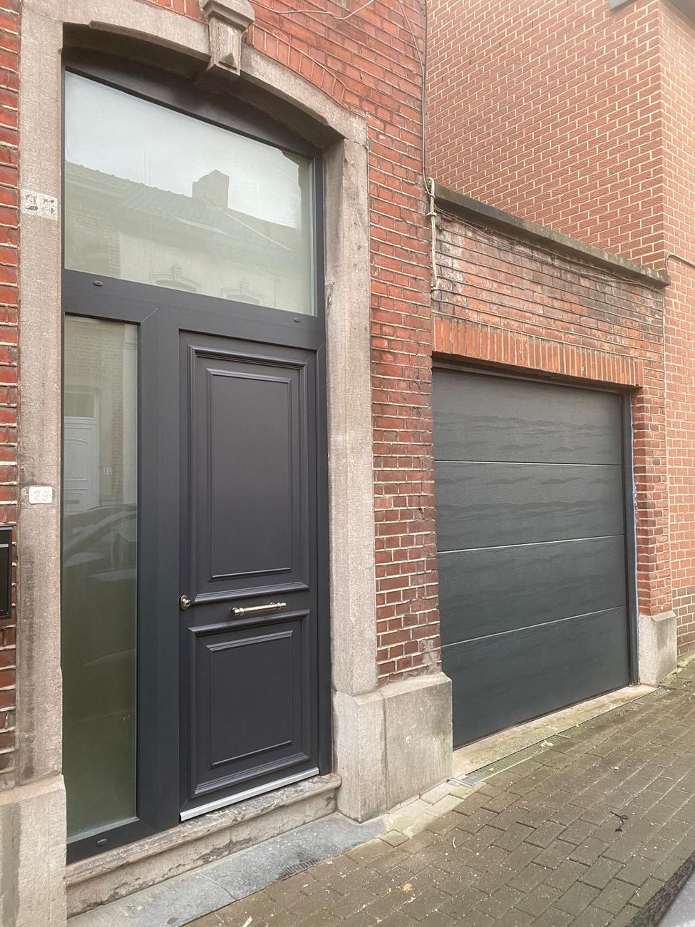 Porte d'entrée anthracite avec vitrage diagonal